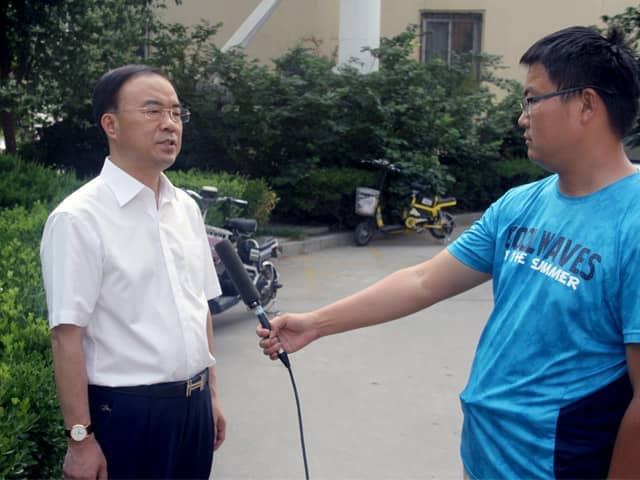 山東天意機械董事長劉洪彬作為基層共產(chǎn)黨員，今天接受了當(dāng)?shù)赜浾叩牟稍L